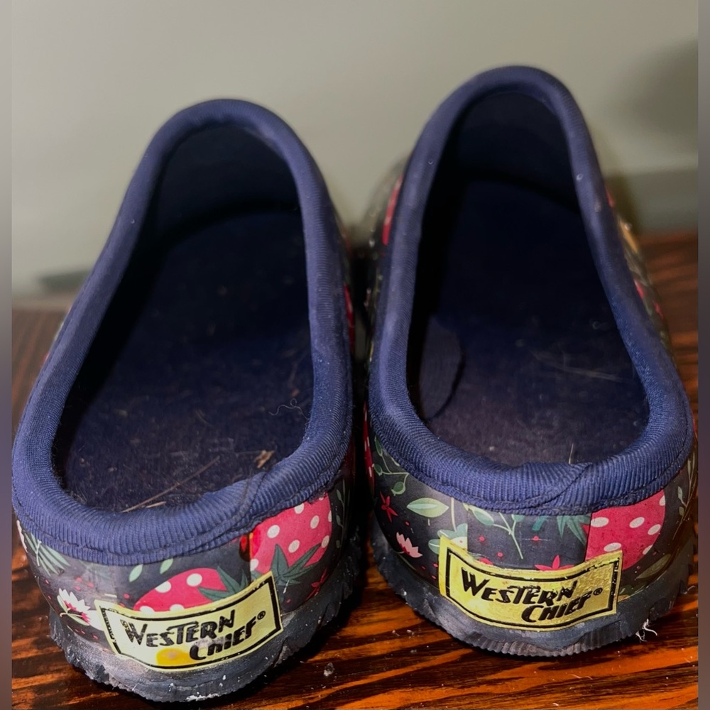Women’s Floral Patterned Clogs - Picture 4 of 5